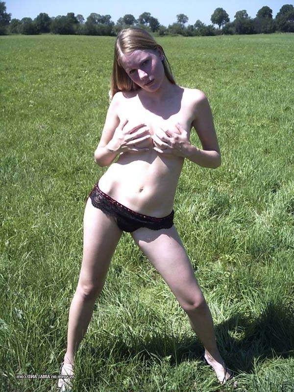 16P Pictures of an amateur heavy-chested GF posing outdoors