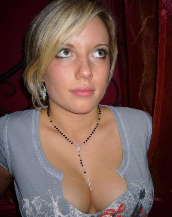 15P Photos of a busty amateur chick posing sexy