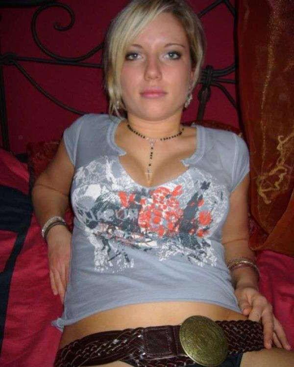 15P Photos of a busty amateur chick posing sexy