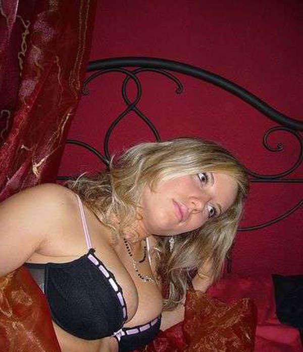 15P Photos of a busty amateur chick posing sexy