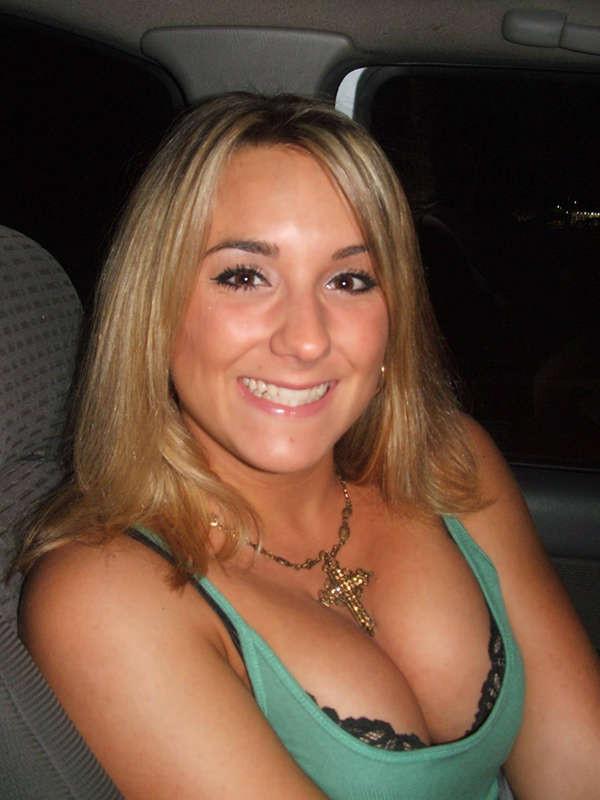 15P Pictures of heavy-chested bikini babes