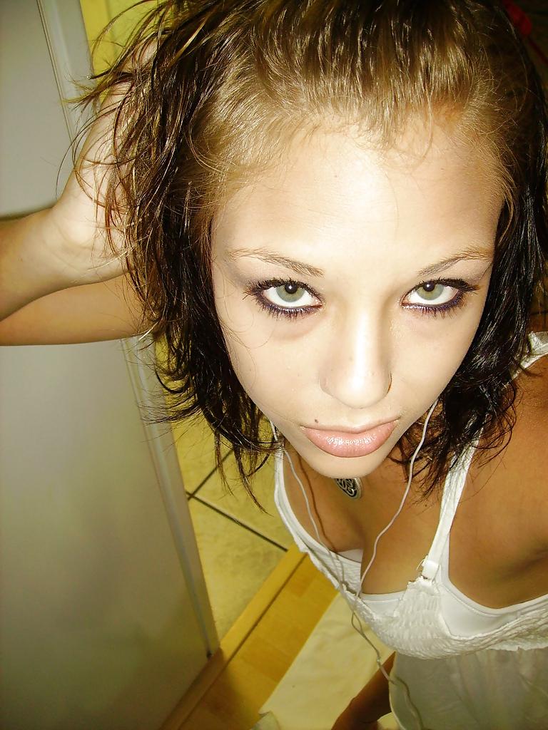 19P Smoking hot self pics of Maddie