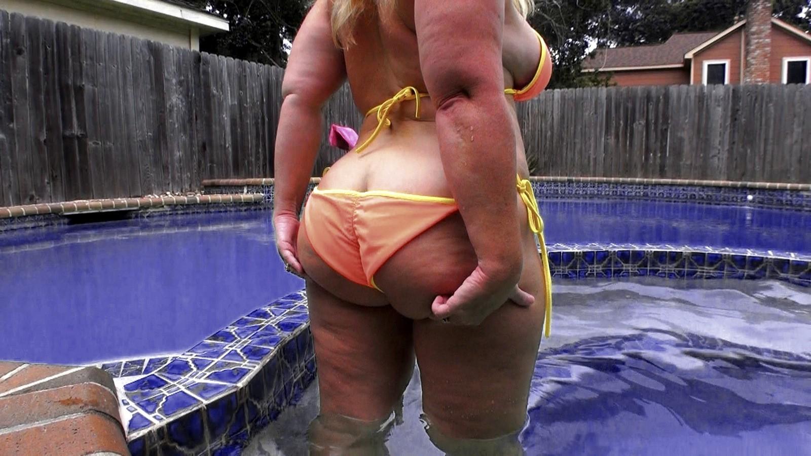17P Fat Ass Wife in Bikini