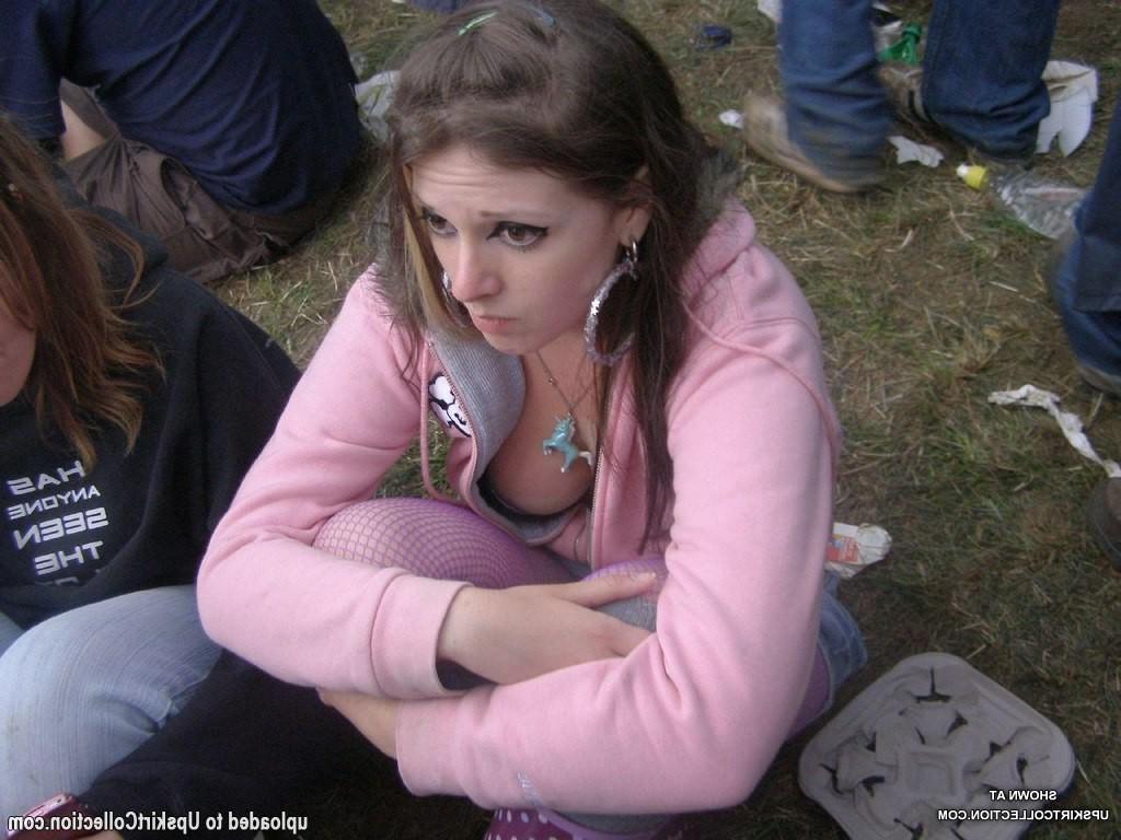 12P Girls never mind getting their downblouse shot