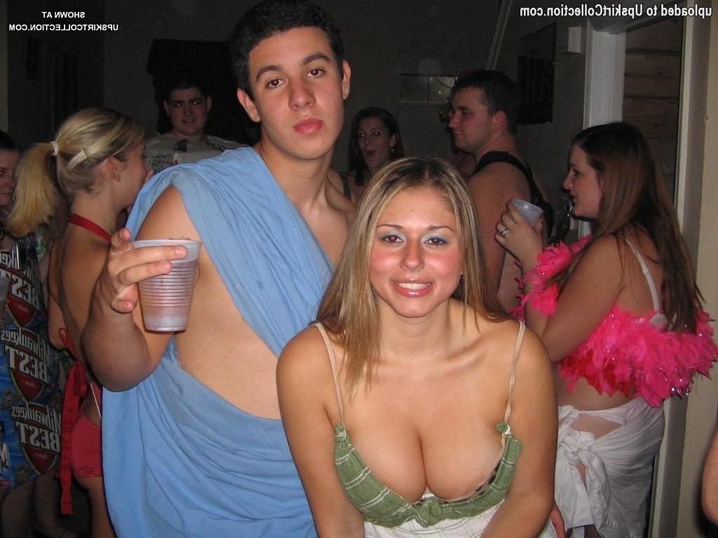 12P Girls never mind getting their downblouse shot