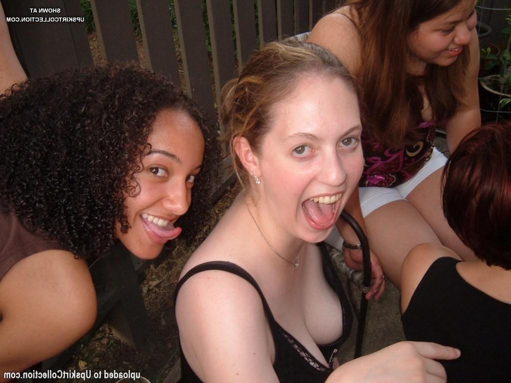 12P Girls never mind getting their downblouse shot