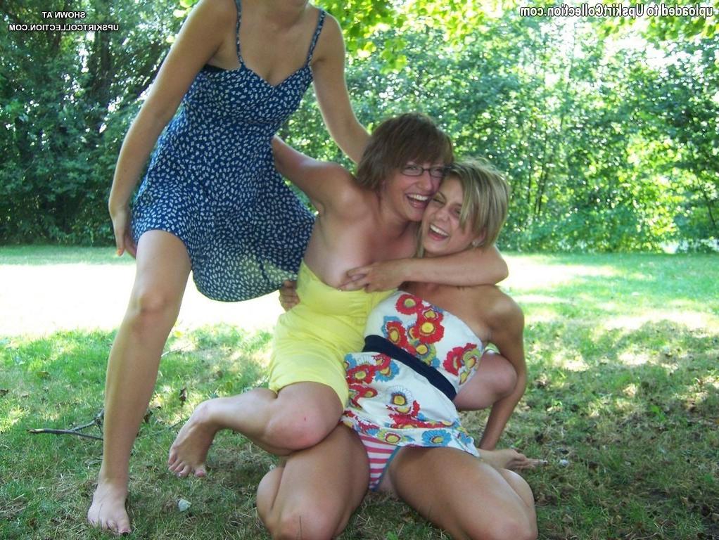 12P Girls never mind getting their downblouse shot