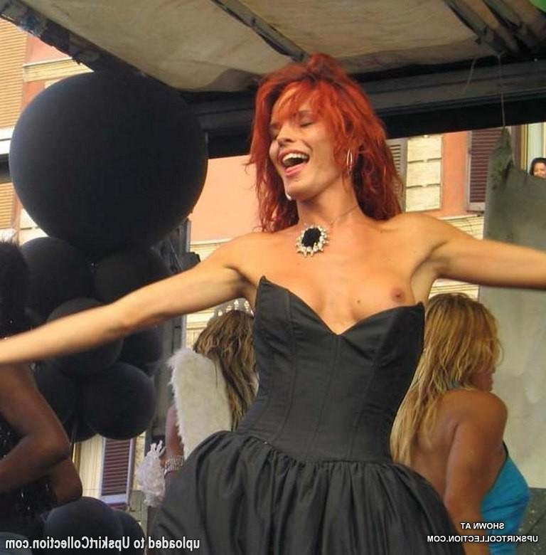 15P Super stars have their downblouse voyeured