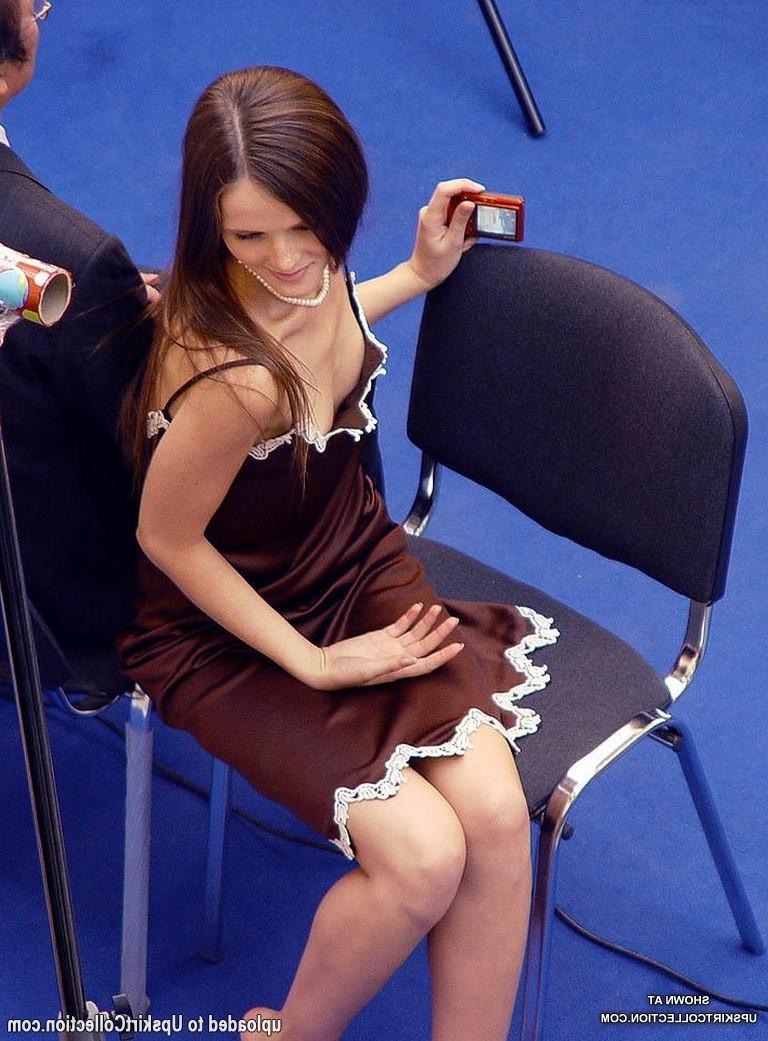 15P Super stars have their downblouse voyeured