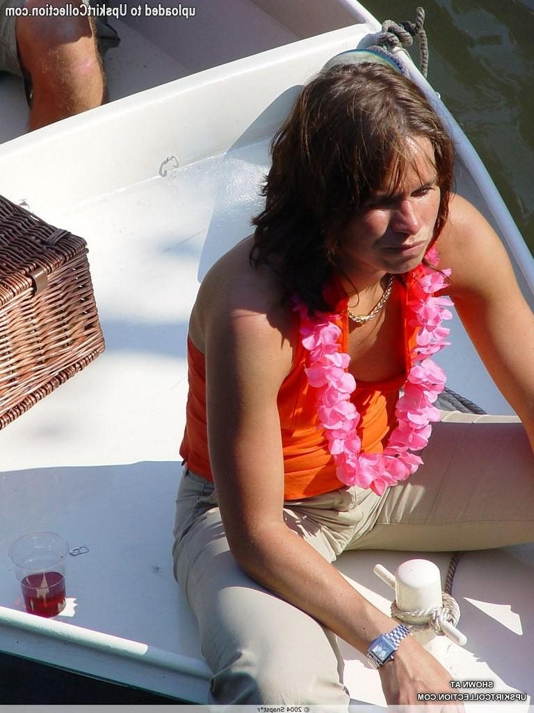 15P Super stars have their downblouse voyeured