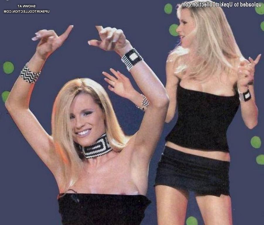 12P Babes press tits in exciting downblouse pics