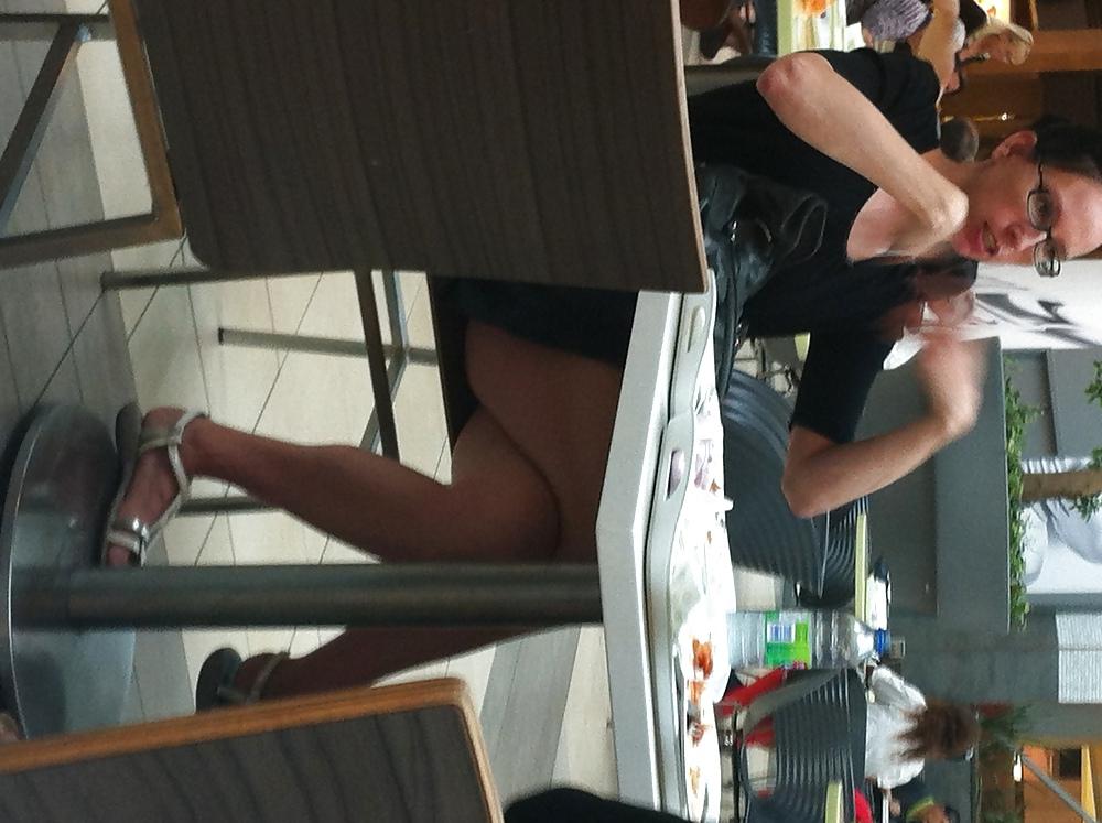 23P At a food court