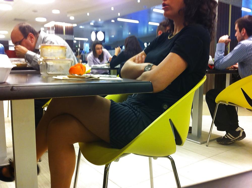 23P At a food court