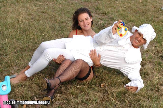 16P Gloria Sucks Off Adult Baby In A Field