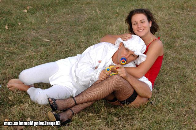 16P Gloria Sucks Off Adult Baby In A Field