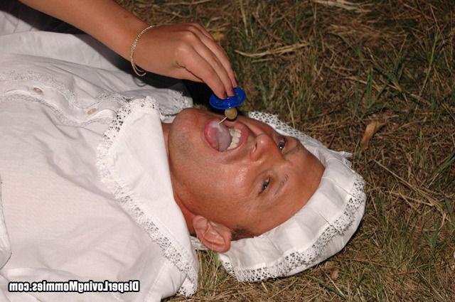 16P Gloria Sucks Off Adult Baby In A Field