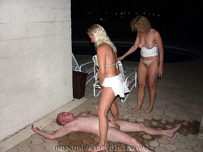16P Hot chicks pissing on horny guy