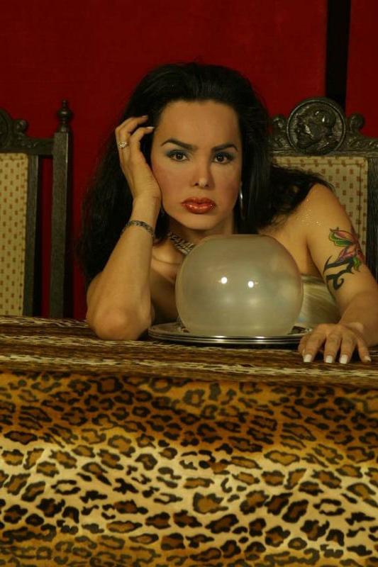 15P Awesome gipsy tranny fucked on desk
