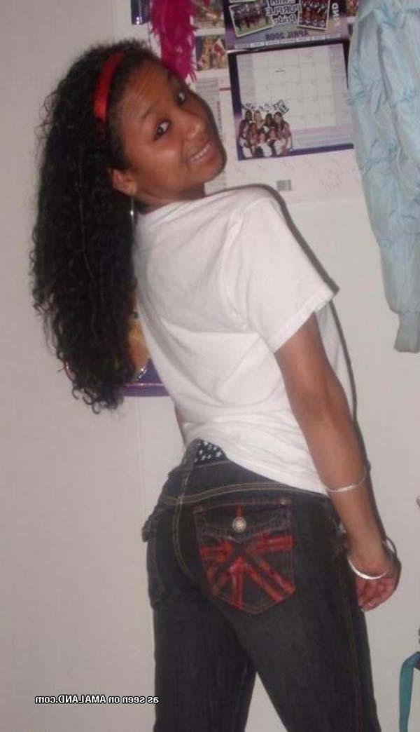 15P Photo compilation of an ebony babe's hot naked selfpics