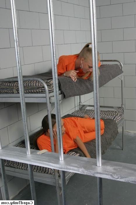 16P lesbians licking ass in a prison cell