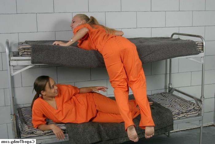 16P lesbians licking ass in a prison cell