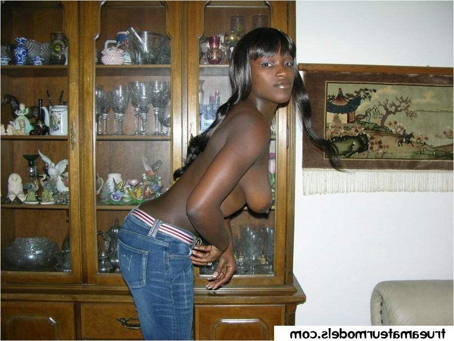 15P foxy ebony amateur exposes tight chocolate pussy