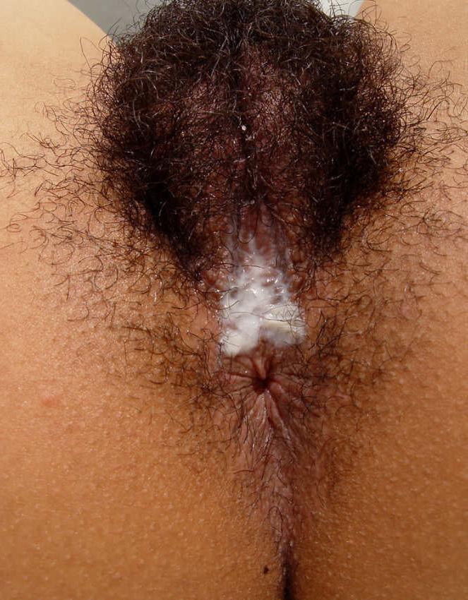 20P Ebony beauty spreading creamy pussy