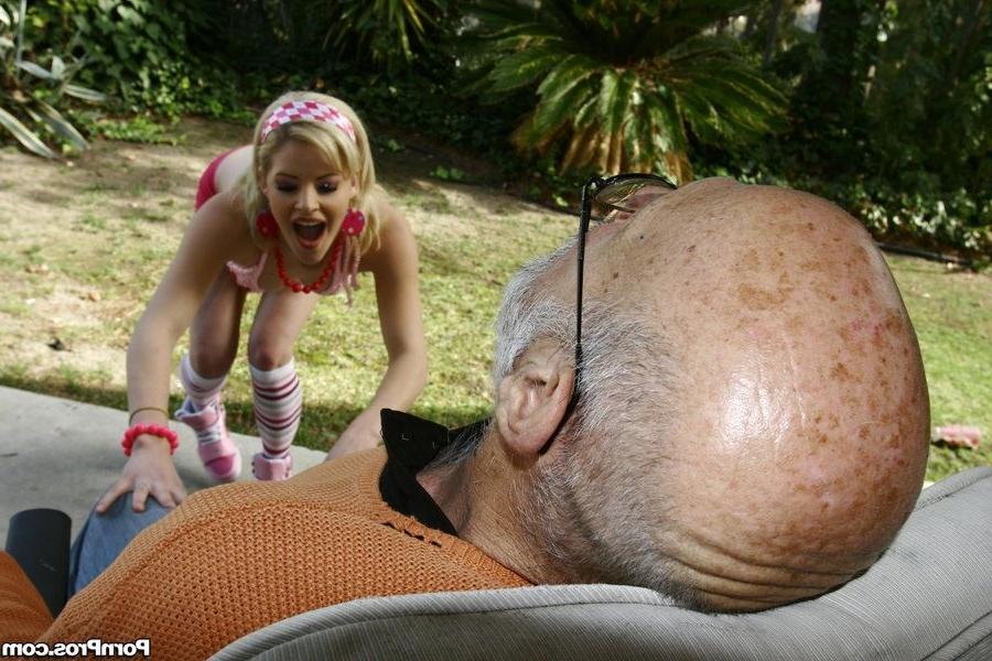 16P Ally Ann finds a sleeping geezer in a backyard