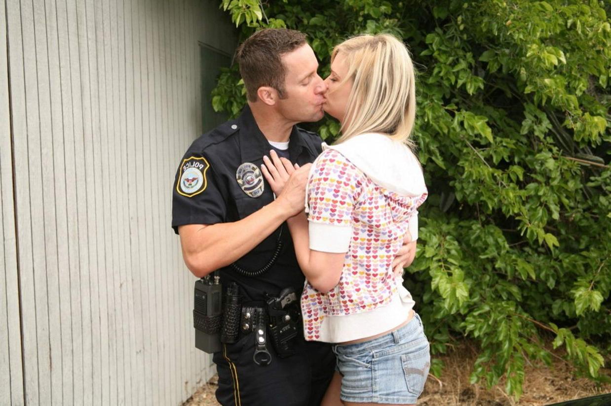 20P Blonde chick fucks a cop to keep her cute little ass out of jail