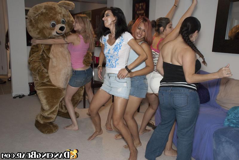 16P Horny girls fucking and sucky at a house party
