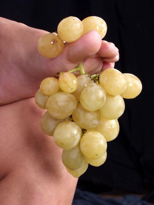 15P Blonde food playing with her feet