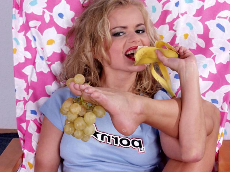 15P Blonde food playing with her feet