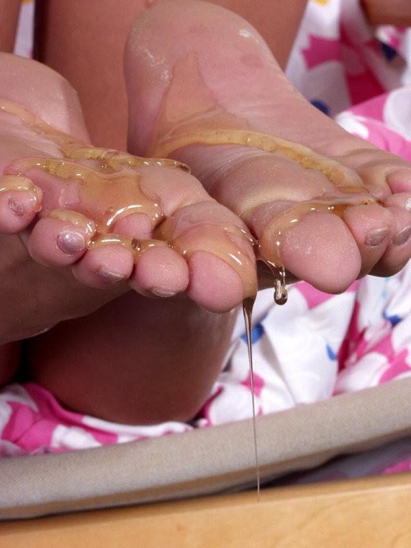 15P Blonde food playing with her feet