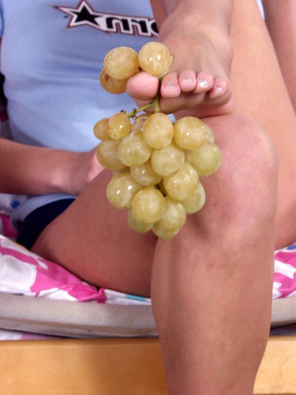 15P Blonde food playing with her feet