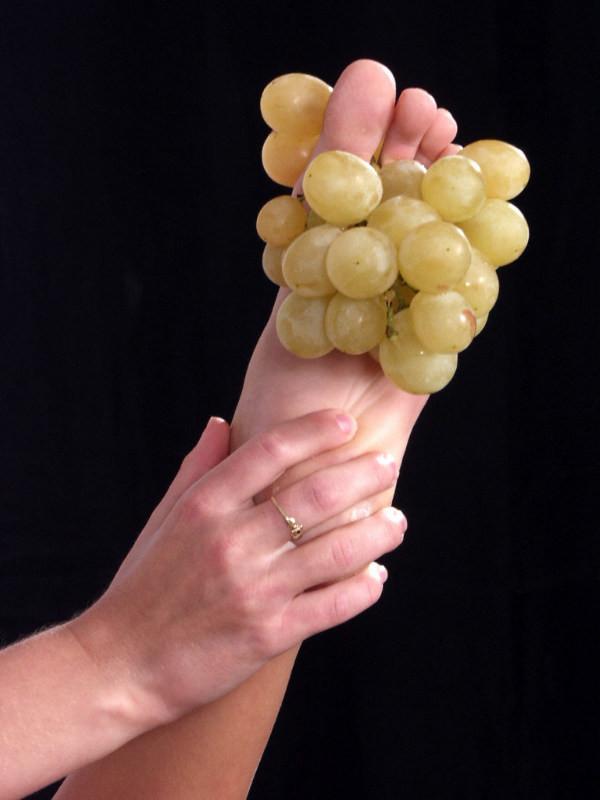 15P Blonde food playing with her feet