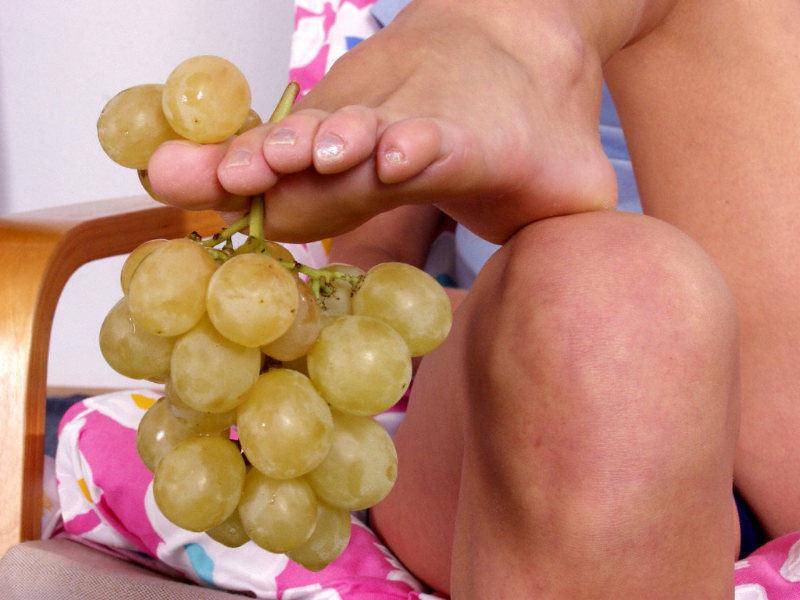 15P Blonde food playing with her feet