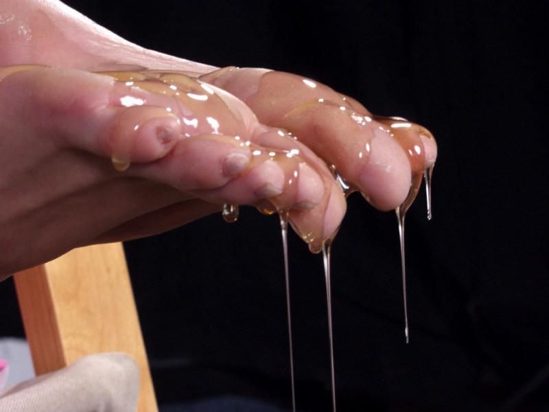 15P Blonde food playing with her feet