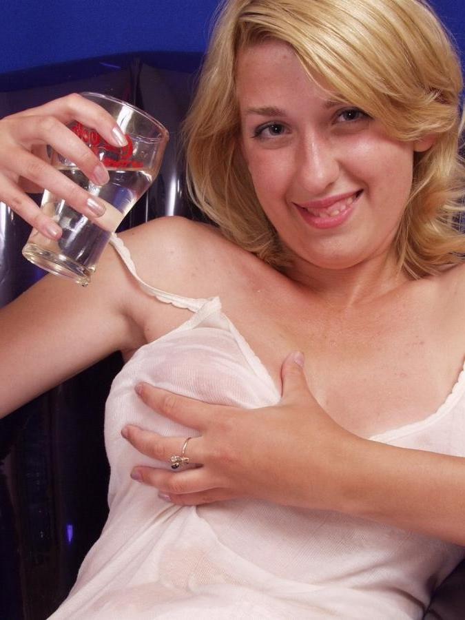16P A blonde training for a wet tshirt contest