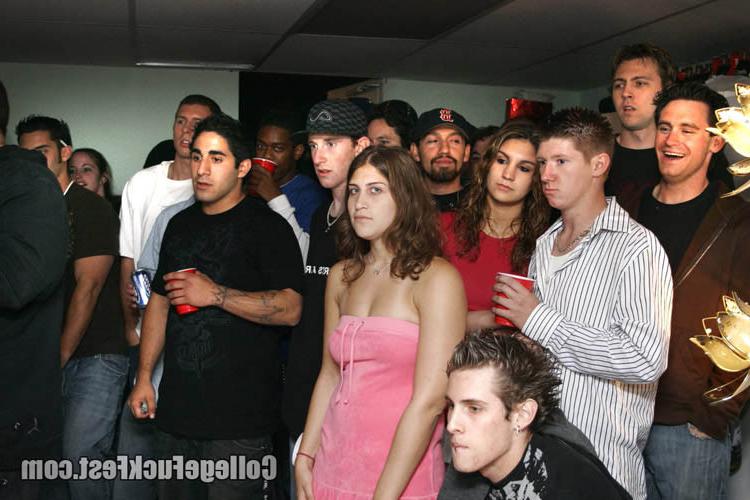 16P Hot blonde babe fucking at college party
