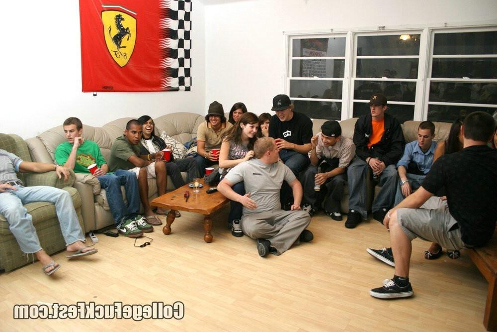 16P Drunk girls fucked at college party