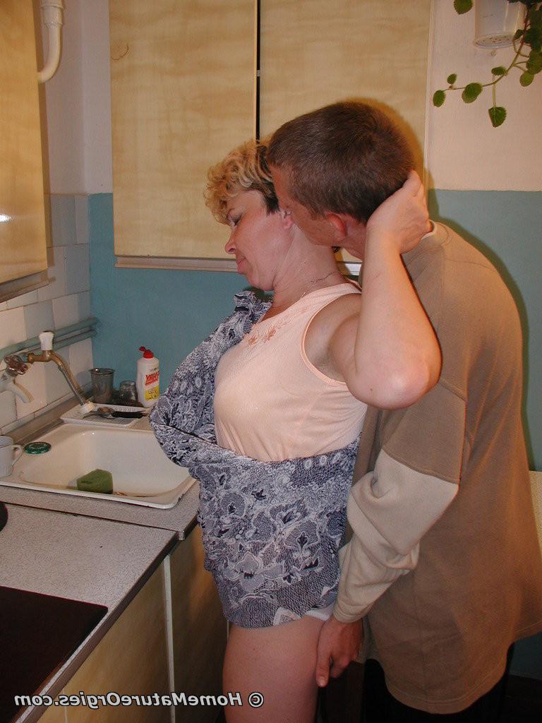 16P Young guy fucked blonde older mommy