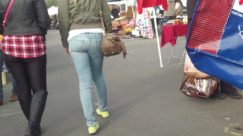 25P Sexy teen butt & ass in blue jeans & yellow shoes