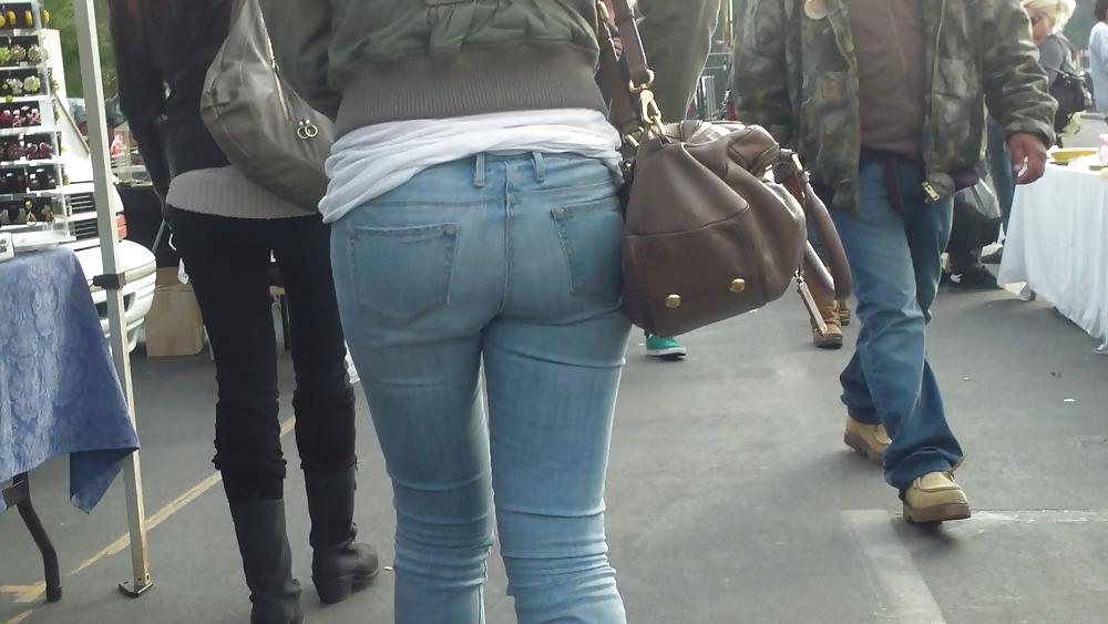 25P Sexy teen butt & ass in blue jeans & yellow shoes