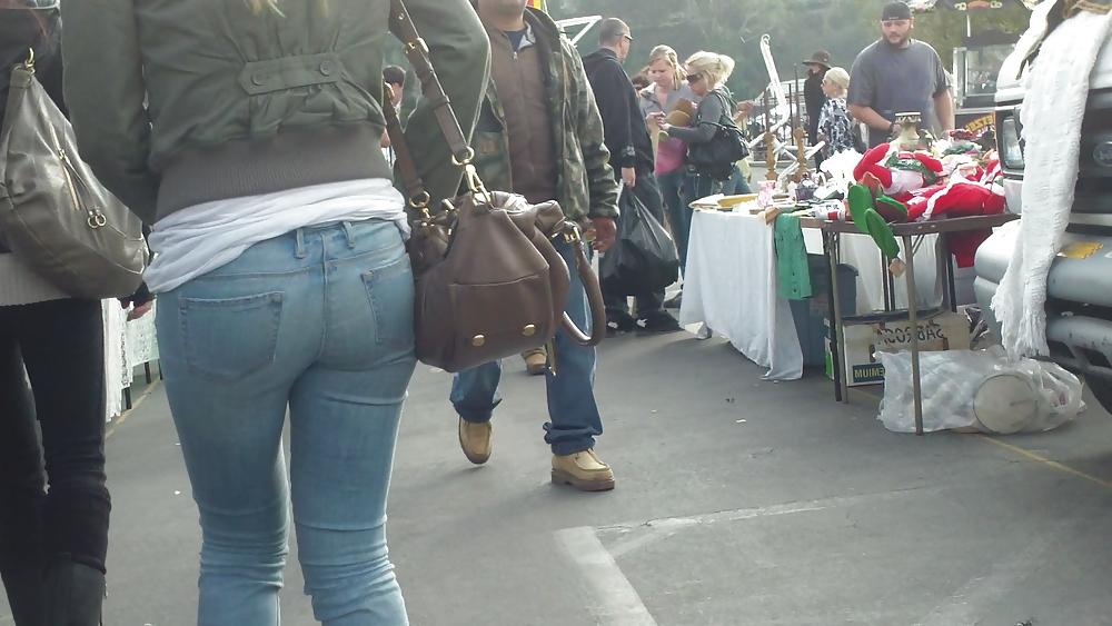 25P Sexy teen butt & ass in blue jeans & yellow shoes