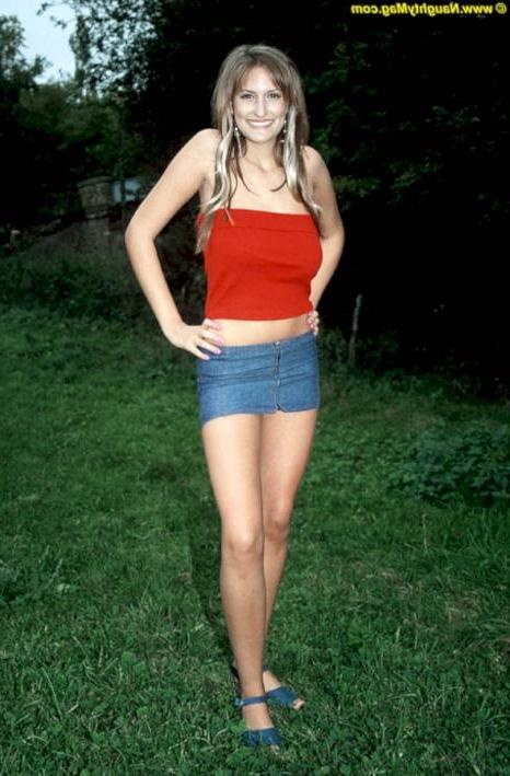 15P Busty amateur flash pussy outdoors
