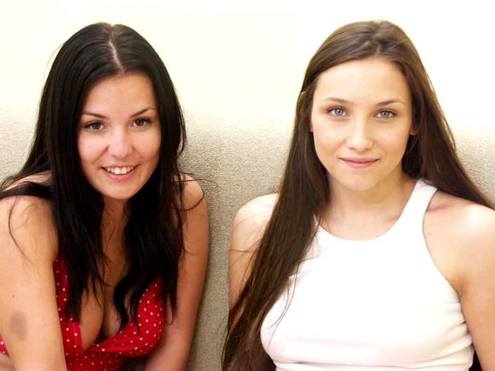 15P Young lesbians licking pussy n fucking each others