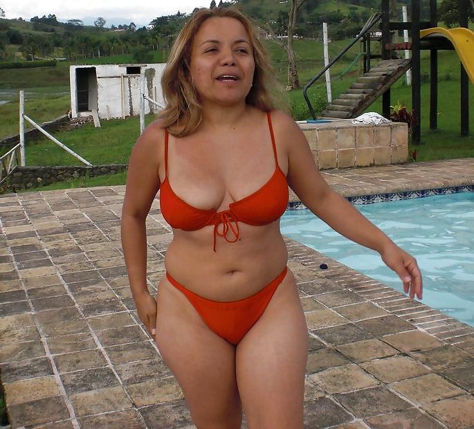 20P Granny Swimsuit Contest