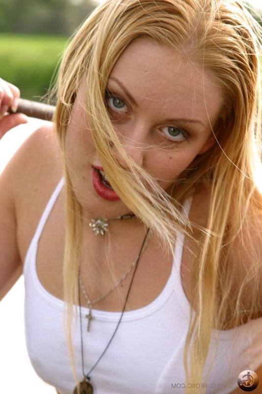 17P Flexible blonde in a mini skirt showing pussy