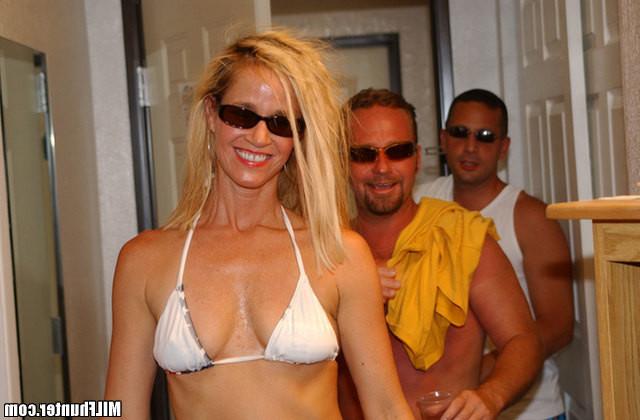 15P Hot milf babe catches a facial on her lunch break