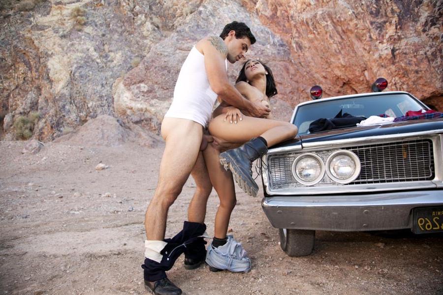 13P Gulliana Alexis got pummeled by big cocked cop